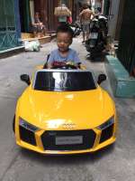 o-to-dien-tre-em-audi-r8-mau-vang