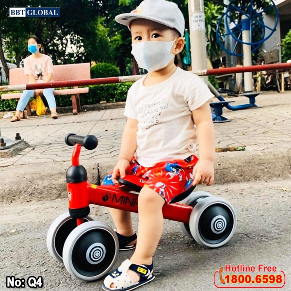 xe chòi chân 4 bánh