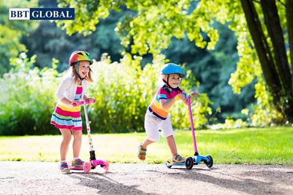 Có nên mua xe Scooter cho bé không? 7 tác dụng tuyệt vời của xe scooter