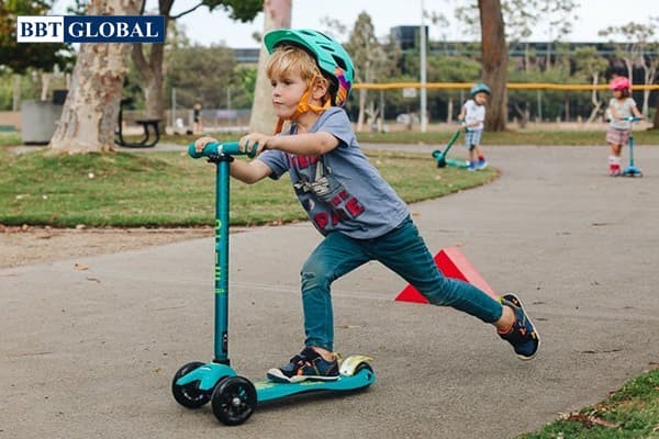 Có nên mua xe scooter cho bé không