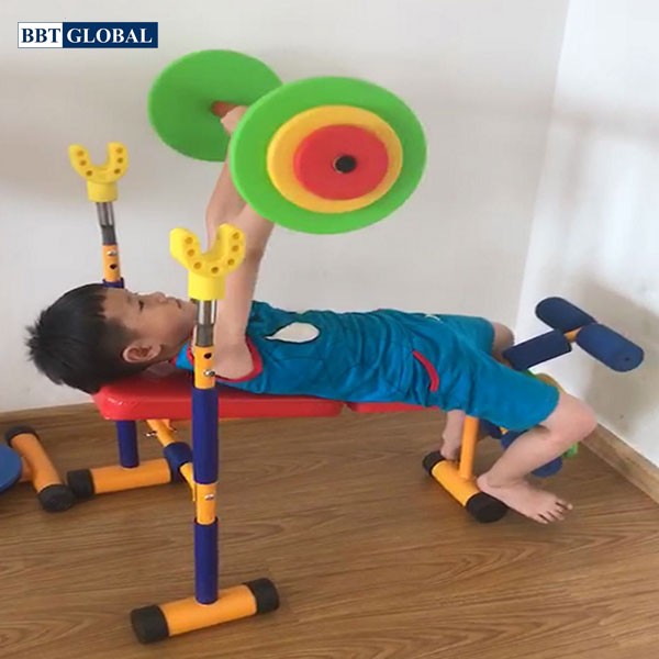 Thiết bị máy tập tạ ở khu vui chơi trường học