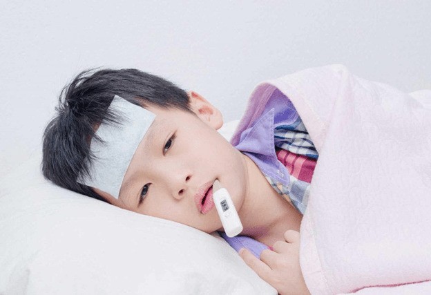 TRẺ EM MẮC COVID SỐT CAO VÀ NHỮNG ĐIỀU BA MẸ CẦN LÀM