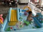 be-boi-phao-cau-truot-co-voi-phun-mua-intex-57161
