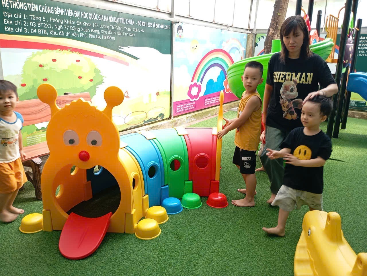 Đồ chơi hầm chui con sâu tại trường mầm non