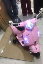 xe-may-dien-tre-em-vespa-mau-hong