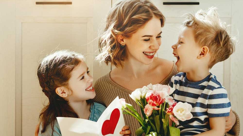 Bé nhận mô hình lâu đài búp bê cho bé
