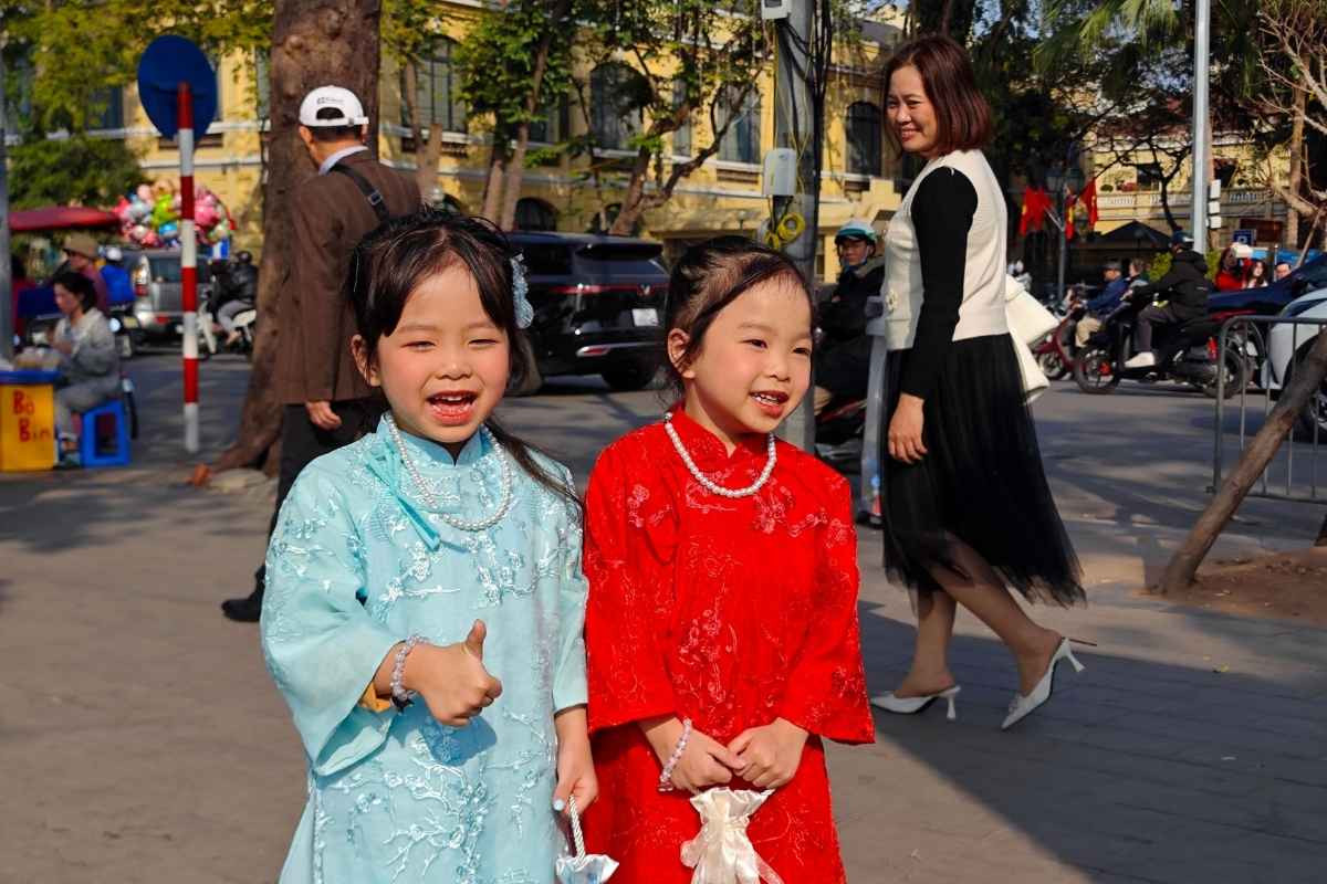 Bé đi du xuân chụp ảnh