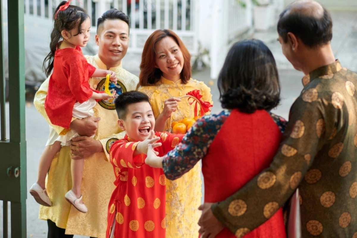 Bé đi du xuân cùng gia đình