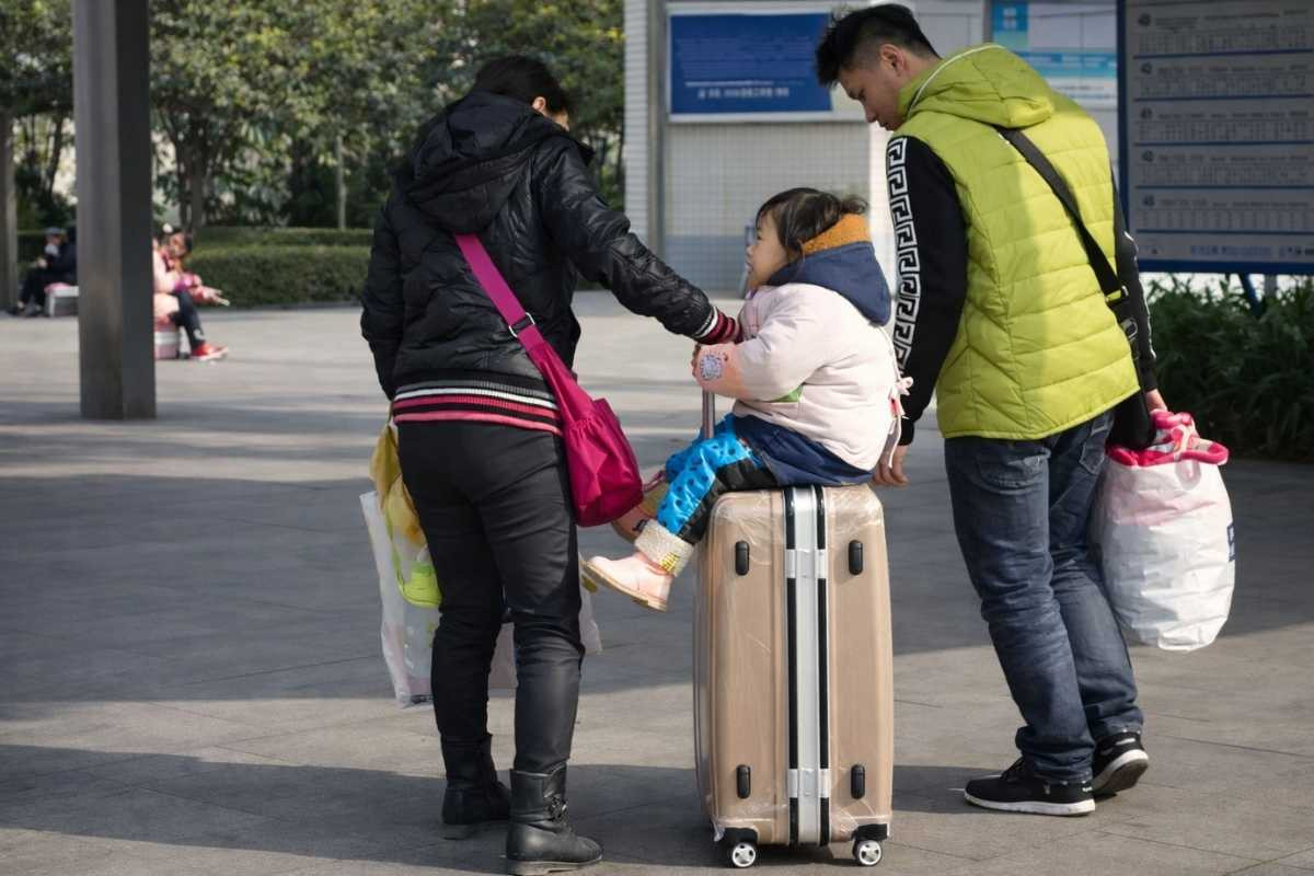 Bé về quê đón Tết vali