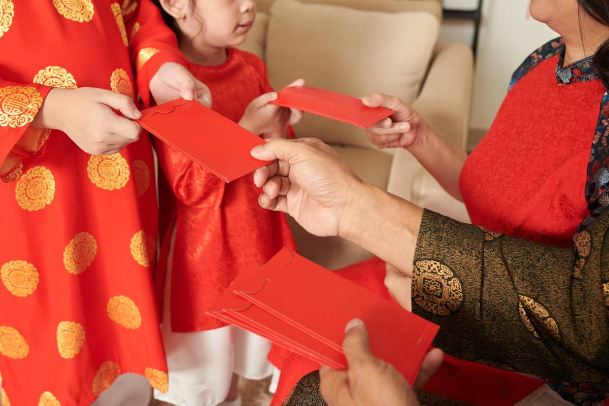 Lì xì cho bé có nên thu lại