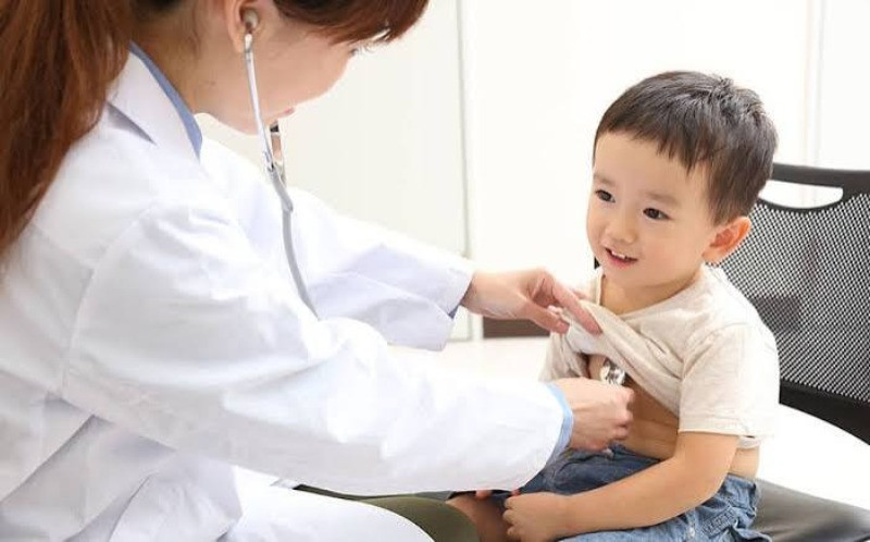 Thông qua đồ chơi bác sĩ, con hiểu được nhiều về công việc của một bác sĩ