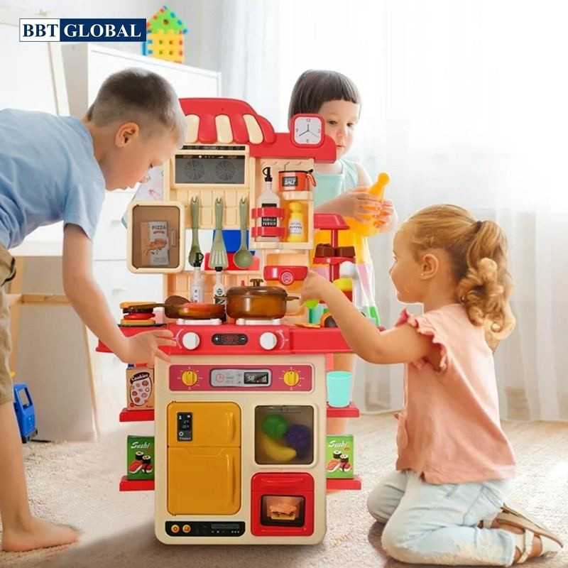 Bé học chia sẻ và quan tâm người khác khi chơi đồ chơi nấu ăn