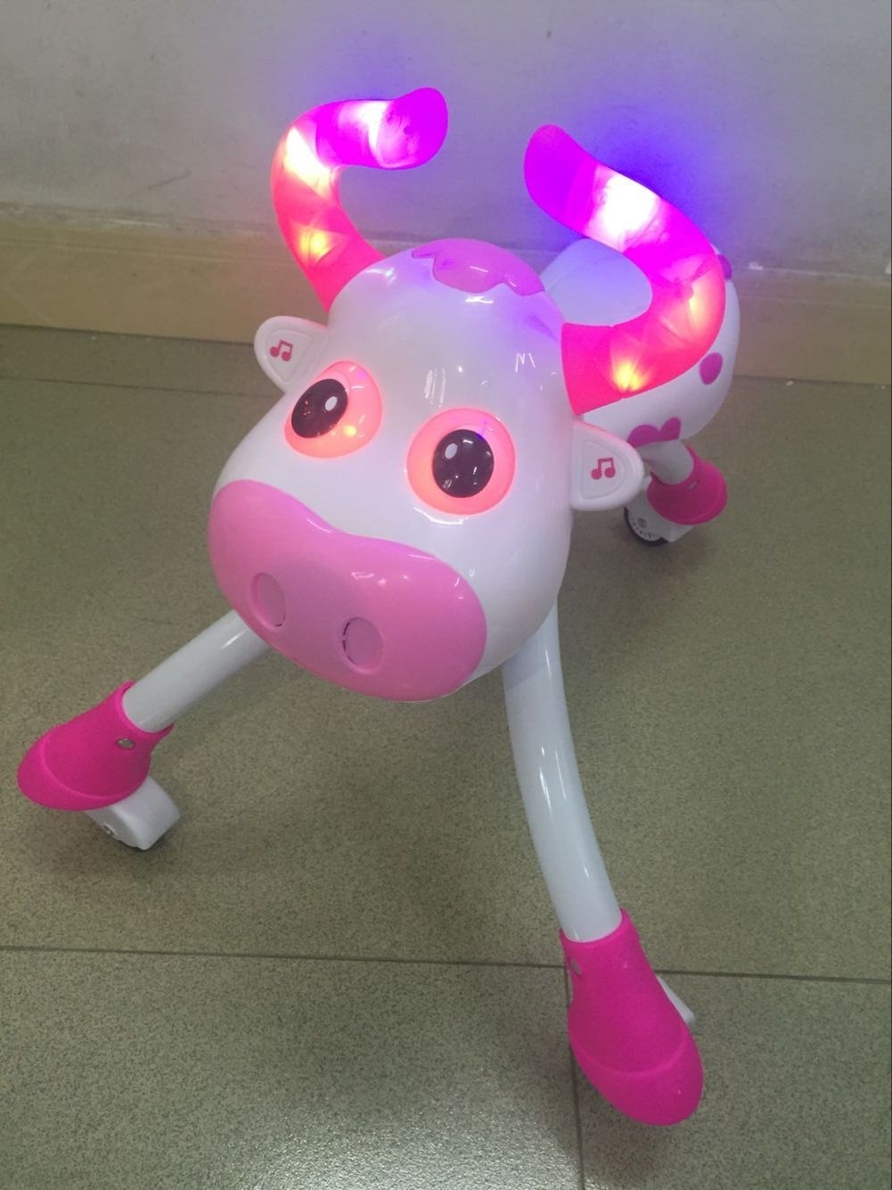 Xe chòi chân con bò có đèn và nhạc màu hồng SL1308H