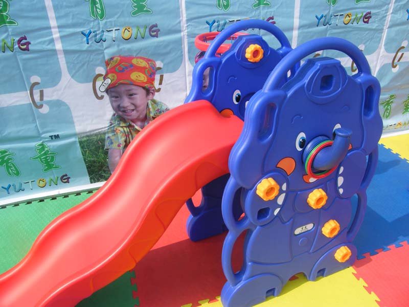 Cầu trượt cho bé hình voi con có ném bóng rổ - KT011 bên trái