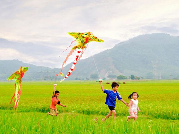 a-trẻ-về-quê-để-trẻ-hòa-mình-vào-cuộc-sống-thiên-nhiên-ảnh-tn