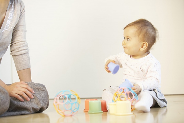 Bé học được gì khi chơi đùa cùng mẹ
