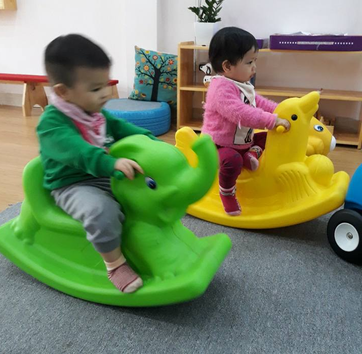 Bập bênh cho các bé cũng là món Đồ chơi trẻ em giá rẻ giao tận nơi trên toàn quốc