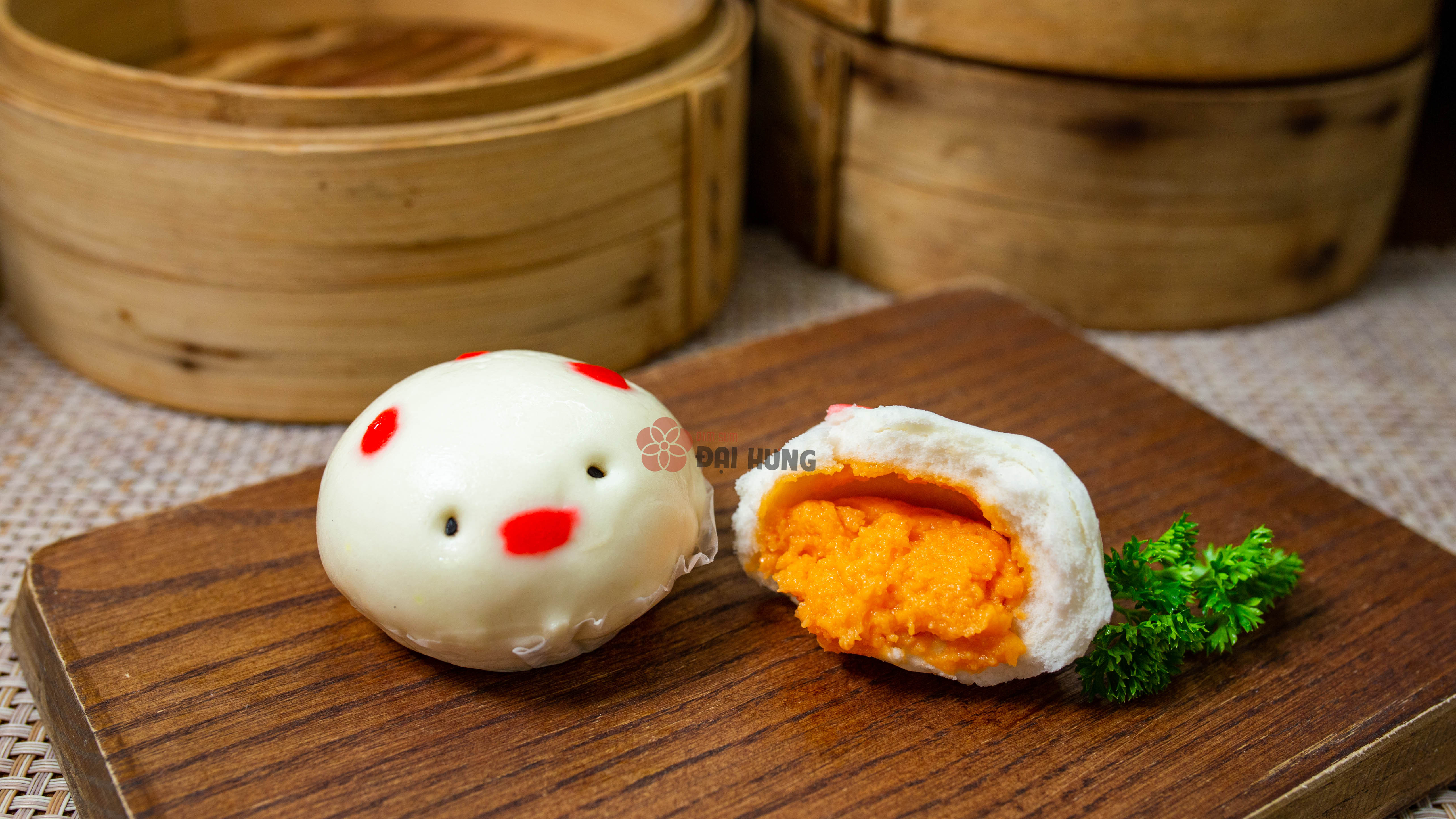 Bánh bao nhân kim sa lợn là sự kết hợp giữa vị ngọt béo bùi của nhân