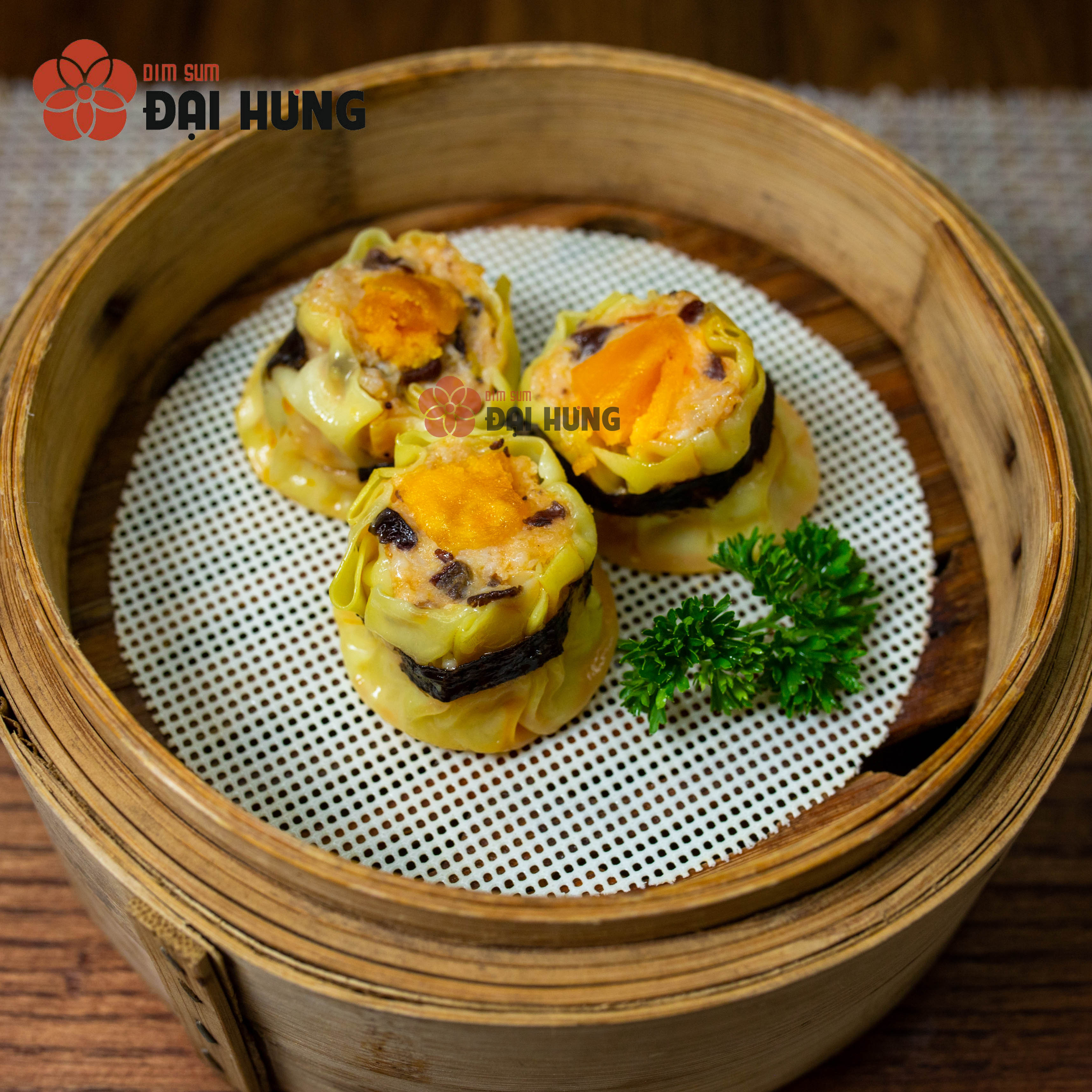 Xíu mại trứng muối có thể hấp hoặc chiên đều mang hương vị thơm ngon