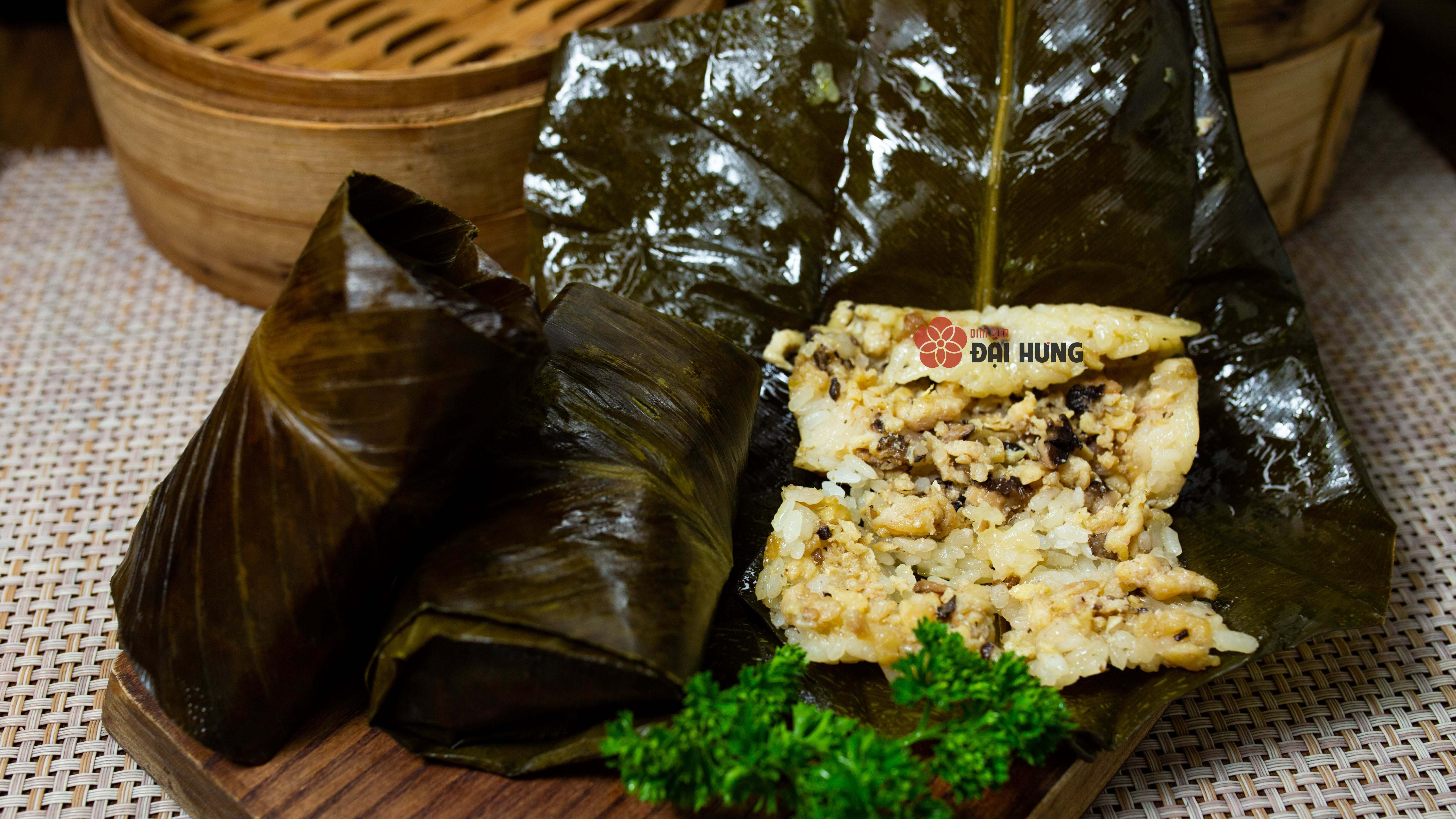 Xôi gà lá xong mang hương vị riêng biệt được làm bởi đầu bếp kinh nghiệm 20 năm