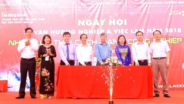 anh-1-khai-mac-ngay-hoi-viec-lam-1