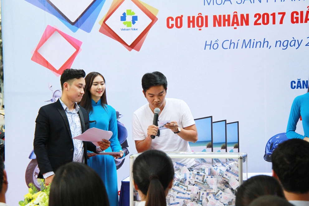 dai-dien-kh-len-boc-tham-va-cong-bo-giai-1