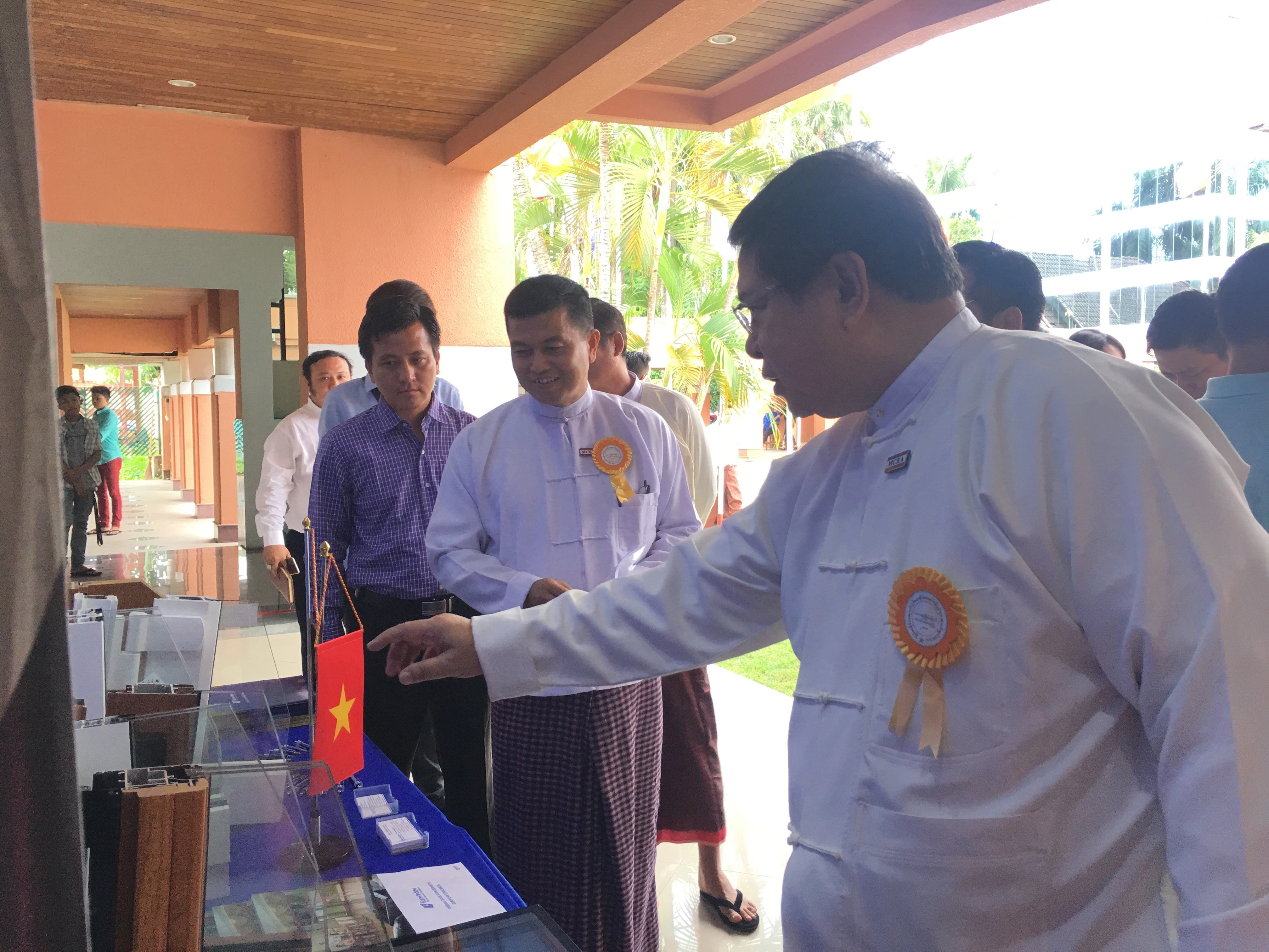 gioi-thieu-san-pham-ew-voi-ong-u-kyaw-paing-pct-hh