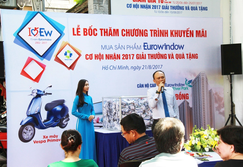 ong-mai-hoang-nguyen-gd-chi-nhanh-phat-bieu-khai-mac-tri-an-khach-hang