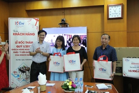 ong-vu-trong-trung-p-tgd-eurowindow-trao-thuong-cho-khach-hang-trung-thuong-tai-buoi-le-1