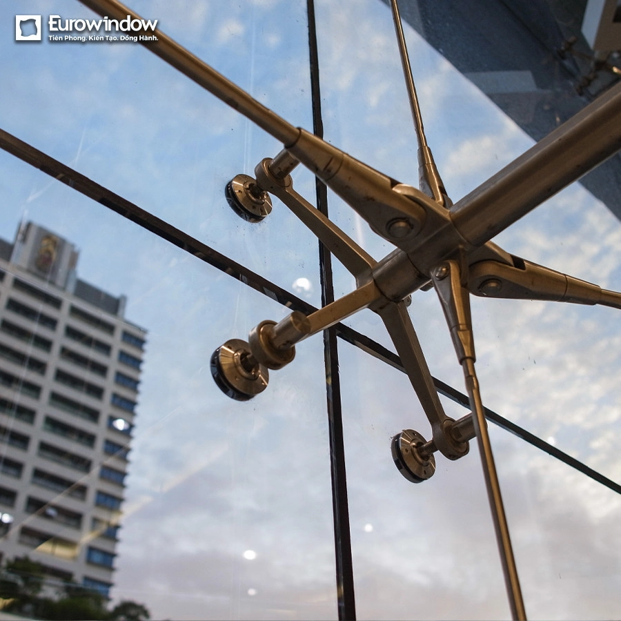 VÁCH NHÔM KÍNH LỚN HỆ SPIDER Eurowindow