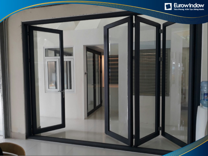 Cửa đi nhôm 4 cánh xếp trượt sử dụng tại tòa nhà văn phòng không những không cản trở lối đi mà còn có thể mở rộng liên kết các không gian.