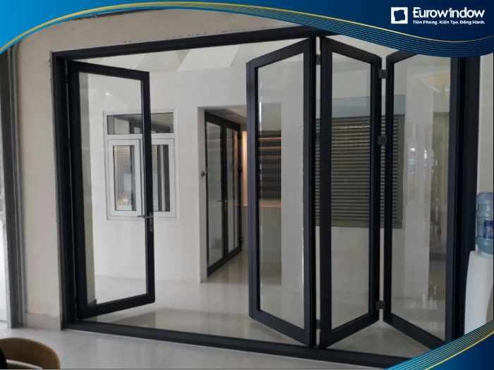 Cửa đi nhôm 4 cánh xếp trượt sử dụng tại tòa nhà văn phòng không những không cản trở lối đi mà còn có thể mở rộng liên kết các không gian.