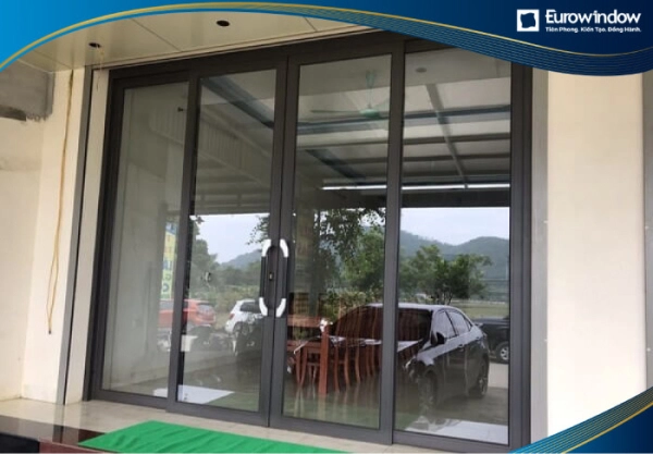 Cửa đi nhôm 4 cánh trượt quay có hệ khung sơn tĩnh điện màu đen xám chắc chắn, độ mở cánh cho di chuyển linh hoạt giữa các không gian.