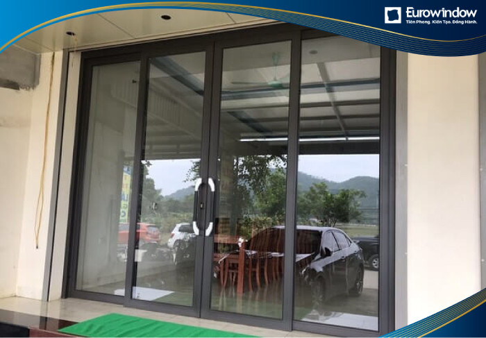 Cửa đi nhôm 4 cánh trượt quay có hệ khung sơn tĩnh điện màu đen xám chắc chắn, độ mở cánh cho di chuyển linh hoạt giữa các không gian.