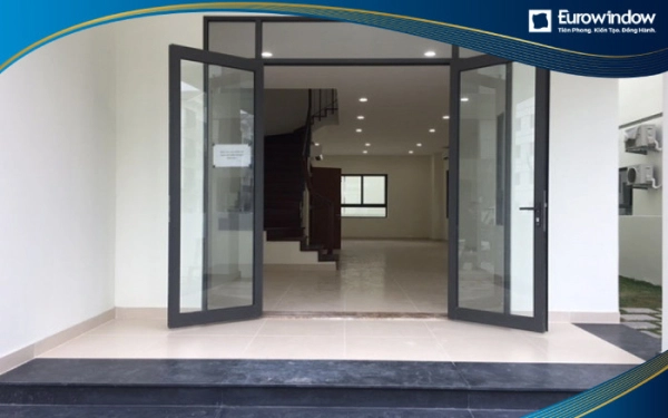 Cửa đi nhôm 4 cánh lệch đặt tại vị trí ra vào của ngôi nhà được mở rộng tạo cảm giác không gian có chiều sâu.