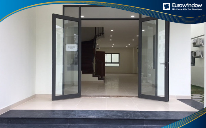 Cửa đi nhôm 4 cánh lệch đặt tại vị trí ra vào của ngôi nhà được mở rộng tạo cảm giác không gian có chiều sâu.