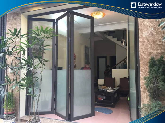 Cửa đi nhôm 4 cánh xếp trượt lắp đặt tại ngay cửa ra vào tăng khả năng lưu thông không khí, mang ánh sáng vào nhà.