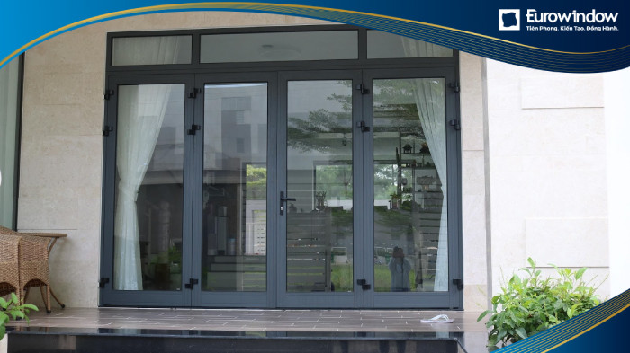 Cửa đi nhôm 4 cánh mở quay lắp đặt tại cửa phòng khách, ngay lối ra vào cho tầm nhìn rộng và nâng tầm chất lượng sống.