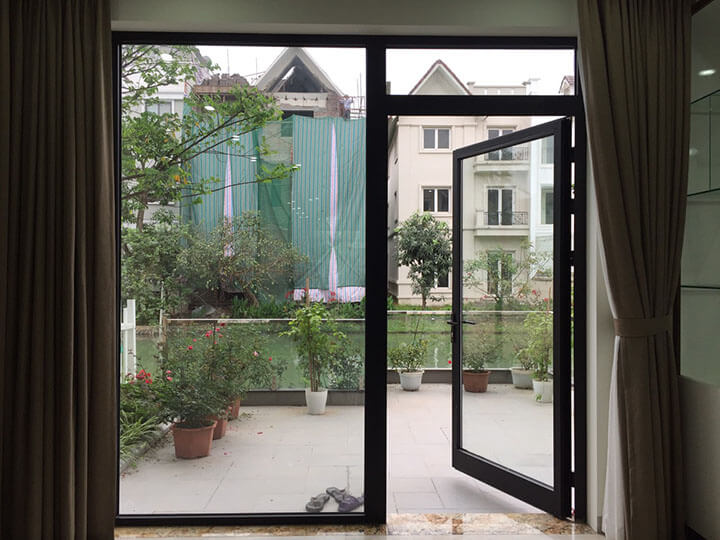 Cửa đi nhôm 1 cánh mở quay ngoài lắp tại vị trí cửa ra sân