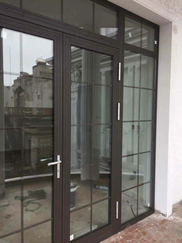 Cửa đi nhôm 3 cánh mở quay lắp đặt tại cửa chính cửa ngôi nhà