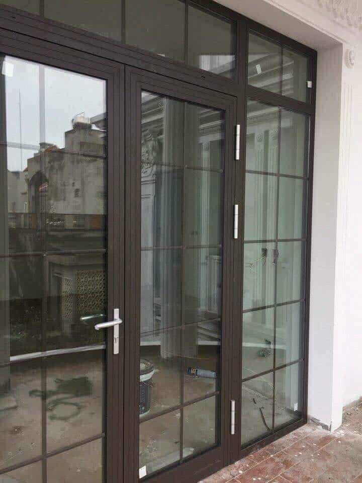 Cửa đi nhôm 3 cánh mở quay lắp đặt tại cửa chính cửa ngôi nhà