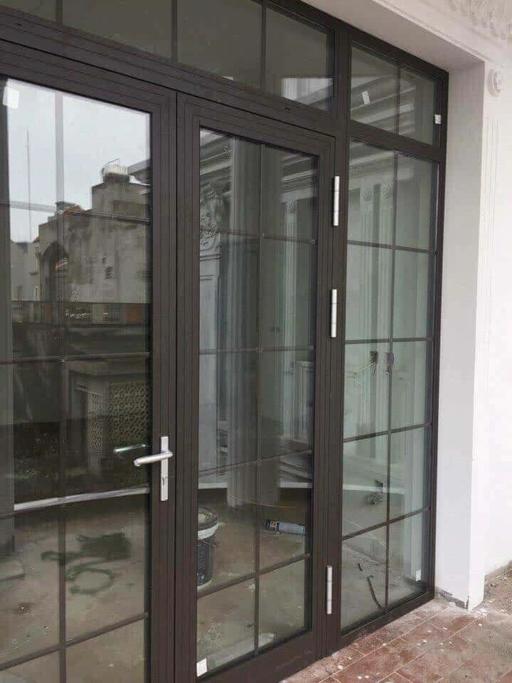 Cửa đi nhôm 3 cánh mở quay lắp đặt tại cửa chính cửa ngôi nhà