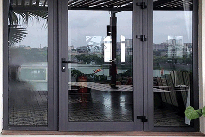 Cửa nhôm 3 cánh được sử dụng là vách ngăn không gian