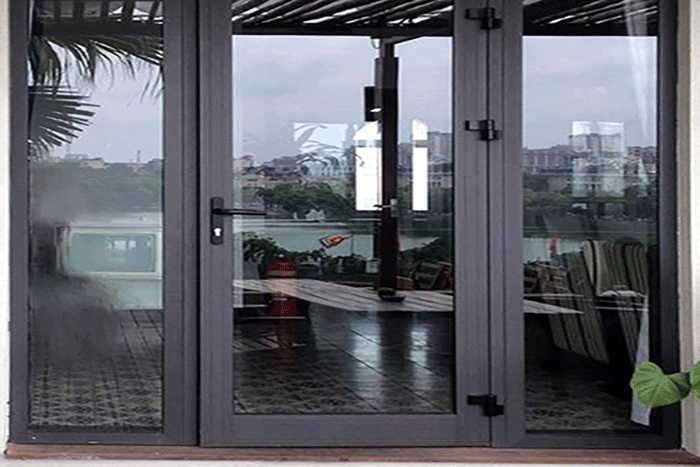 Cửa nhôm 3 cánh được sử dụng là vách ngăn không gian