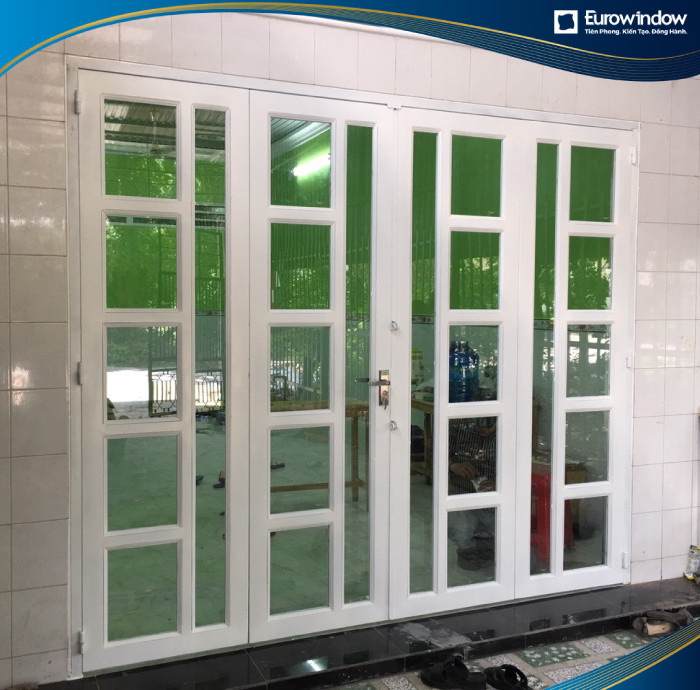Cửa đi nhôm 4 cánh chia ô sử dụng kết hợp đố ngang và đố dọc tạo nét ấn tượng cho mặt tiền ngôi nhà.