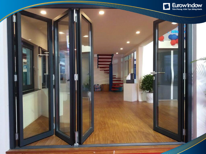 Cửa nhôm 4 cánh kiểu mở xếp trượt được ứng dụng tại nhà ở dân dụng có màu sắc hiện đại, sang trọng giúp tối đa hoá diện tích.