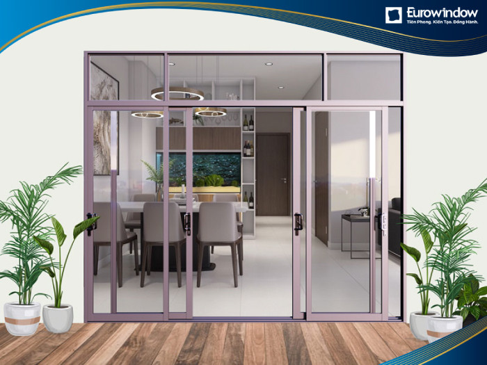 Cửa nhôm 4 cánh mở lùa sử dụng tại vị trí giữa lối ra phòng ăn và ban công giúp lấy sáng tốt hơn cho căn nhà.