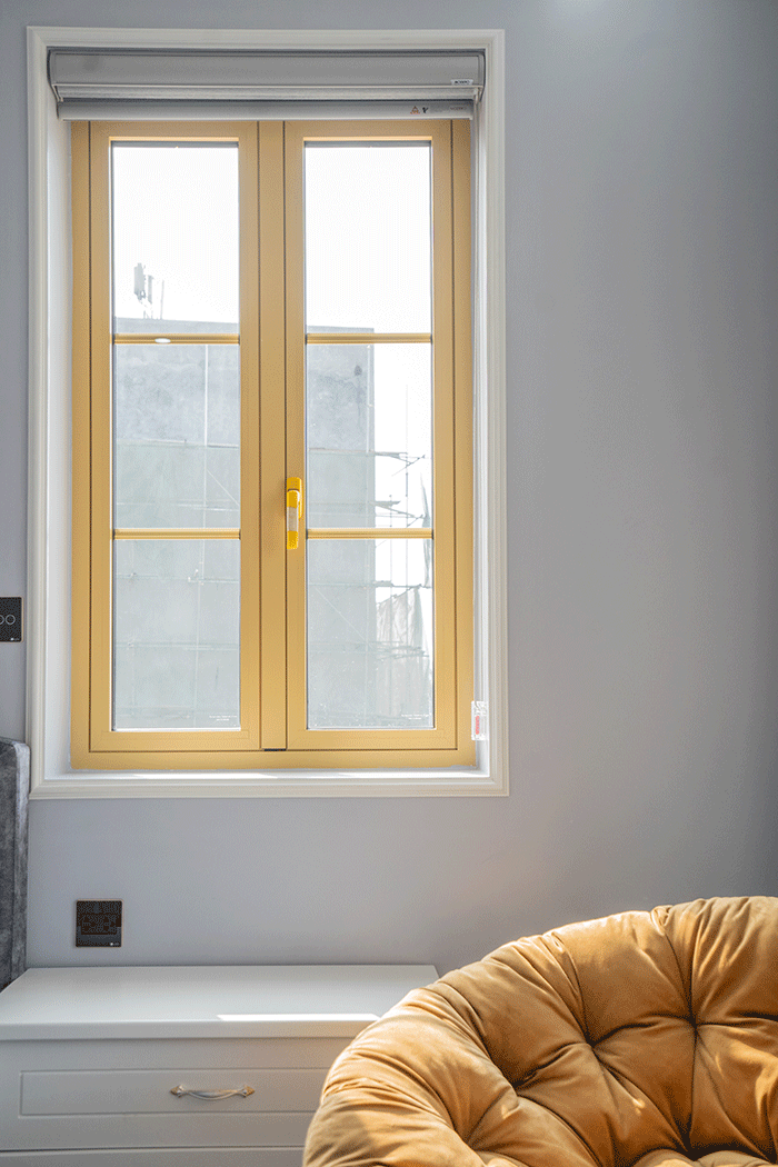 Cửa sổ nhôm Eurowindow mở quay trong