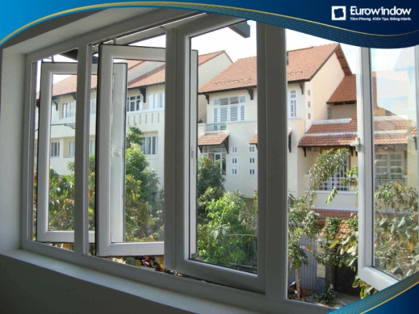 Cửa sổ nhôm 4 cánh mở quay sở hữu hệ khung chắc chắn dày dặn vừa đảm bảo tính thẩm mỹ vừa đảm bảo an toàn cho người dùng.