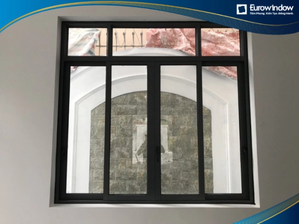 Cửa sổ 4 cánh mở trượt thiết kế với 4 khung cửa chính và 3 khung cửa nhỏ phía trên giúp lấy sáng tốt hơn, nâng cao tính thẩm mỹ cho ngôi nhà.